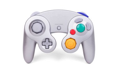 Gri kablosuz video oyunu joystick kumandası, beyaz üzerine izole edilmiş