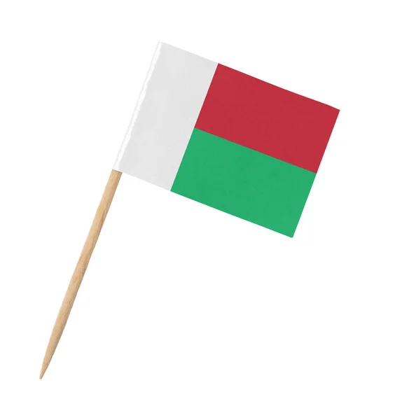 白い棒に隔離された木製の棒にマダガスカルの小さな紙の旗 — ストック写真