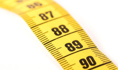 Beyaz üzerine izole edilmiş sarı bir ölçüm bandının yakın çekimi - 89 - Seçici odak