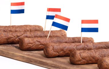 Tahta tepsi, frikadellen, Hollanda fast food aperatifi, izole edilmiş