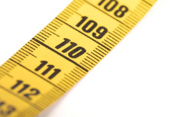 Beyaz üzerine izole edilmiş sarı bir mezura yakın plan - 110 - Seçici odak