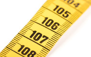 Beyaz üzerine izole edilmiş sarı bir mezura yakın plan - 107 - Seçici odak