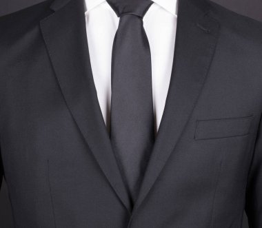 Siyah takım elbiseli, siyah kravatlı, yakın plan.