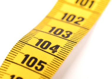 Beyaz üzerine izole edilmiş sarı bir mezura yakın plan - 104 - Seçici odak