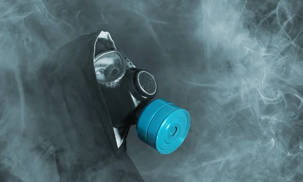 Homem Com Uma Máscara Gás Fumaça Fumo Azul — Fotografia de Stock
