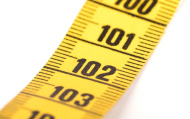 Beyaz üzerine izole edilmiş sarı bir mezura yakın plan - 102 - Seçici odak