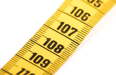 Beyaz üzerine izole edilmiş sarı bir ölçüm bandının yakın çekimi - 108 - Seçici odak