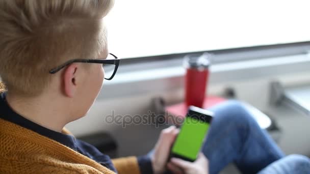 鉄道の女性を使用して 携帯電話でグリーン スクリーン クロマキー — ストック動画