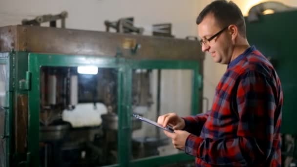 ビジネス の概念 クリップボード ロープ工場勤務の男性 — ストック動画
