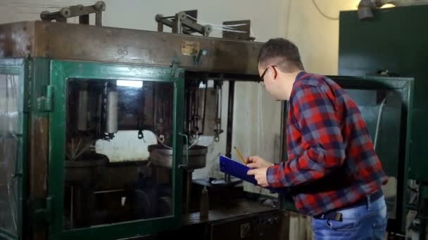 商业和人概念 人与剪贴板在绳索工厂工作2 — 图库视频影像