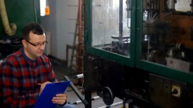 üretim, iş ve insan kavramı - ip fabrikada 8 çalışma Pano erkeklerle