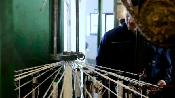 Meester Toezichthouder Fabriek Van Touw Inspecteren Het Touw Machine Breien — Stockvideo