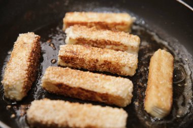 Tavada susam peyniri çubukları