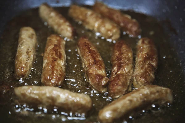 Cevapcici de ternera ecológica frito en la sartén con aceite —  Fotos de Stock