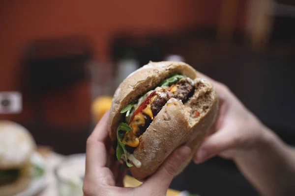 Eller ile organik beedf burger yemek