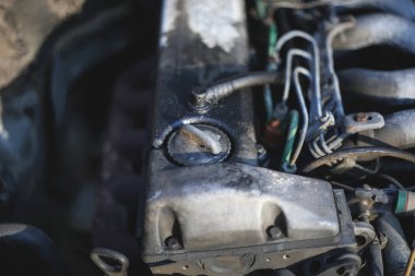 Çok eski bir araba motoru.