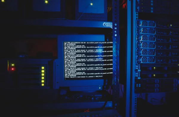 Koyu mavi sunucu veri tabanında eski bir bilgisayar monitörü