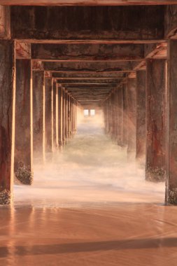 Dalgalar deniz ve plaj köprünün altından