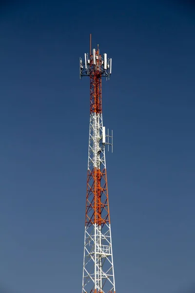 Radyo kulesi mavi gökyüzü ile — Stok fotoğraf