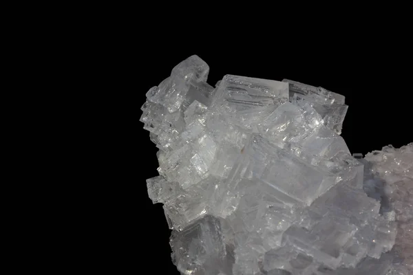 Salzweiße Kristalle isoliert auf schwarzem Hintergrund — Stockfoto