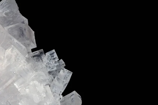 Αλάτι λευκούς κρυστάλλους που απομονώνονται σε ένα μαύρο φόντο — Φωτογραφία Αρχείου