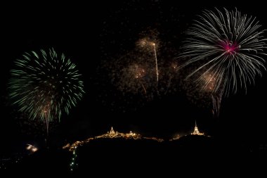 Phra Nakhon Khiri (Khao Wang) p üzerinde renkli havai fişek Festivali