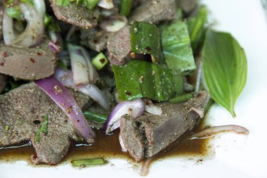 domuz karaciğer baharatlı salata (Tay gıda)