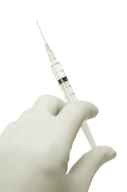 Doktor el plastik şırınga tutarak hareket gösterir