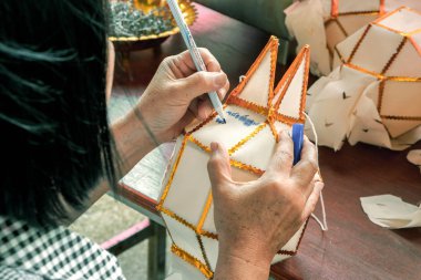 Lanna Kuzey Tayland geleneğinde lambalar asılı