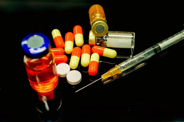 Vaccini in flaconcino e medicinali per il trattamento — Foto Stock