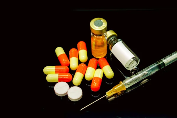 ワクチンのバイアルと治療のための薬 — ストック写真