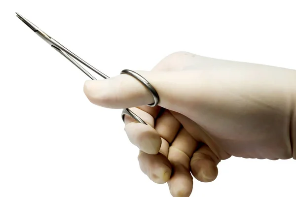La mano del médico sostiene la tijera de pinza de arteria médica — Foto de Stock