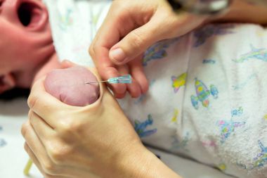 Hasta bebek bıçaklama hemşire eller