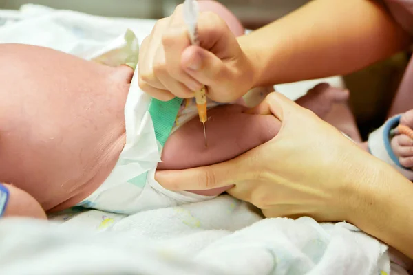 Руки медсестри використовують шприц поступово вакцинувати — стокове фото