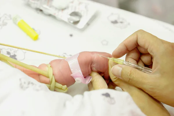 Imagen Las Manos Enfermera Utiliza Gradualmente Catéter Apuñalamiento Aguja Médica — Foto de Stock