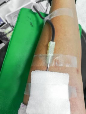 Görüntü şırınga ve hortum kan donör kolunda deldi. Kan bağışı diğer hastalarının hayatında başka bir katkıdır. Ve Tayland'da bir hak olarak kabul edilir.