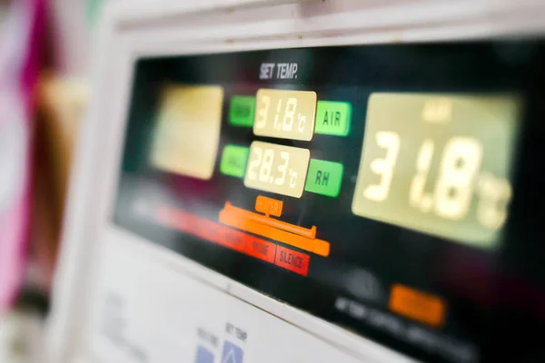 在医院的婴儿孵化器的温度监控器的关闭 显示了体温的多少用来温暖生病的新生儿内 — 图库照片