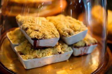 Füzyon yaban mersinli Cheesecake cam kapak Satılık Pastane Dükkanı çerezde püre ile.