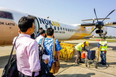 Lampang, Thailand 11 Şubat 2018: arası Nok Air Lampang havaalanında uçak kadar turist ve işadamı Bangkok'a yürümek.