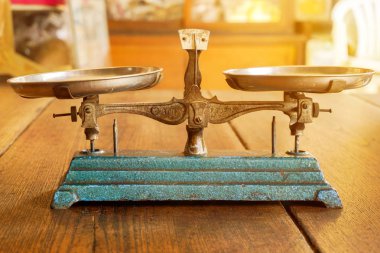 Eski ağırlık dengesi pullarla arka planda bir Çince otlar dükkanı ve güneş patlaması ahşap masa koymak.