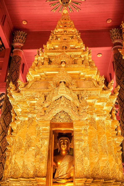 Phra チャオ Lan ワット Phra ランパン ルアン ランパーンのタイでの安置 これは タイ北部のゴールデン最大で最も美しい仏像 — ストック写真
