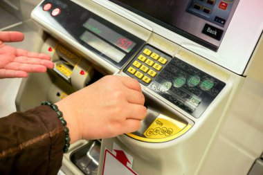 El ile Japon otomatik bilet makineleri Osaka City metro istasyonunda metro biletleri satın insanların.