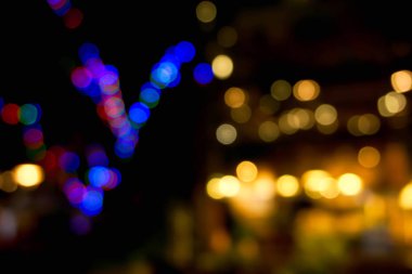 Soyut renkli bulanık ve bokeh yansıma aydınlatma yol ve şehir gece hayatı.