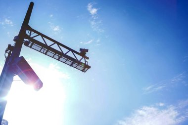 Trafik polisi Cctv yüklü beyaz güneş patlaması ve parlak mavi gökyüzü arka plan yolda ayağı üzerinde.