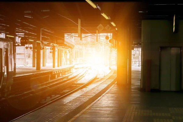 Plataforma Tren Con Nieve Hielo Extendida Vía Férrea Con Sol — Foto de Stock