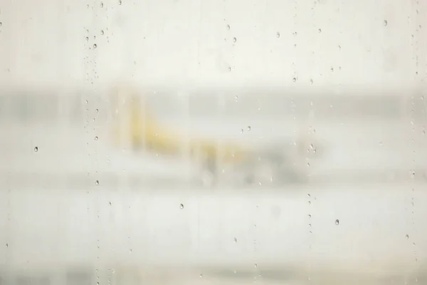 Regendruppels Terminal Luchthaven Van Windows Aan Wazig Mistig Besneeuwde Buitenkant — Stockfoto