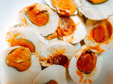 Closeup ve Çin tuz yumurta arka plan ve duvar kağıdı kırpma.