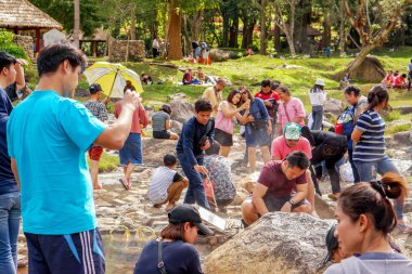 Lampang, Tayland, Ocak 12019: Yeni yıl tatilinde Chae Son Ulusal Parkı 'na turist ve insan kalabalığı gelir. Chae Son, Lampang 'daki tek hedef ve önemli eğlence merkezidir..