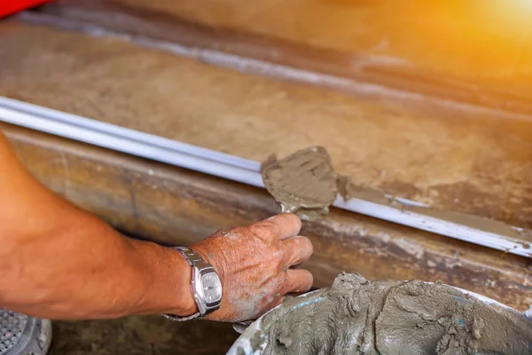 Primeros Planos Los Trabajadores Que Sostienen Paleta Madera Trabajando Sitio — Foto de Stock