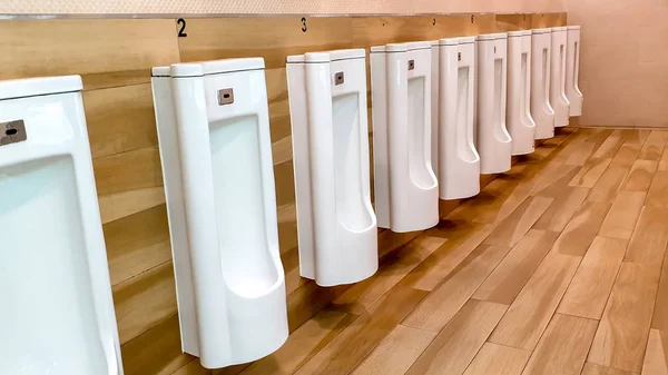 Perspectiva Los Hombres Urinario Con Sistema Limpieza Automática Baño Público — Foto de Stock